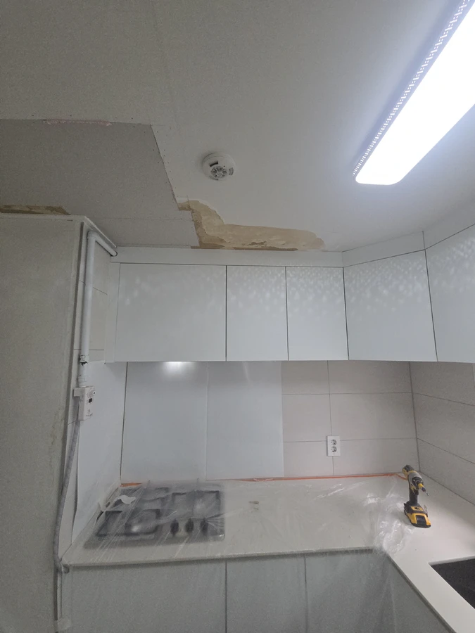 아파트 천장보수 점검구 현장 — 주방 천장 변색 부위와 보수 패널