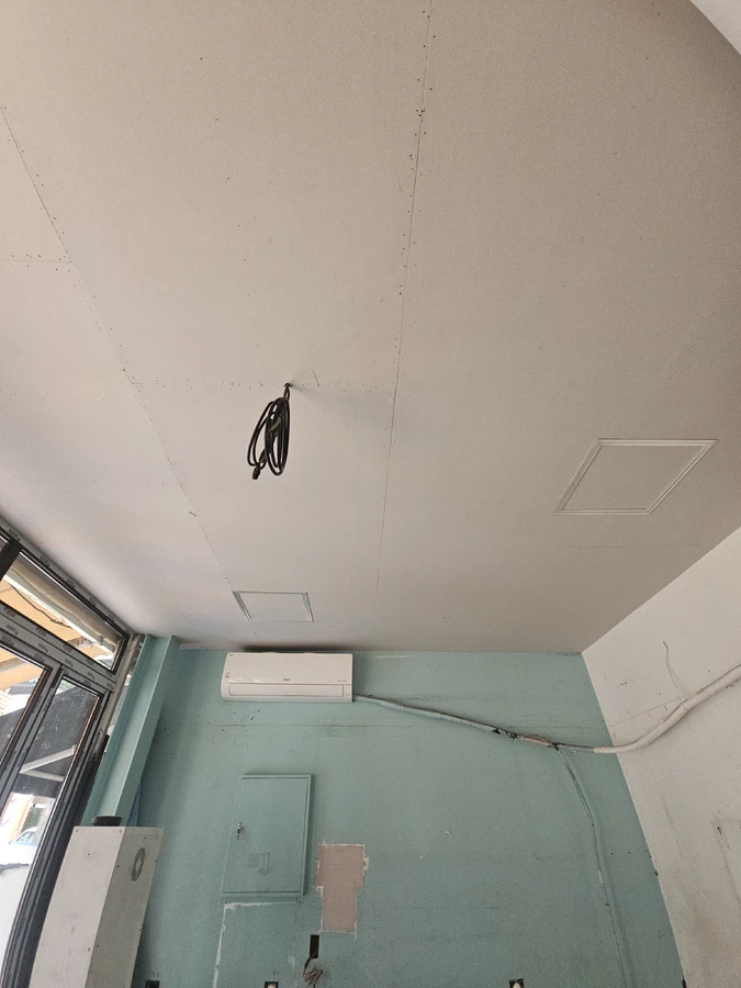 화성시 천장보수 가벽 철거 배선이 늘어진 천장과 민트색 벽면