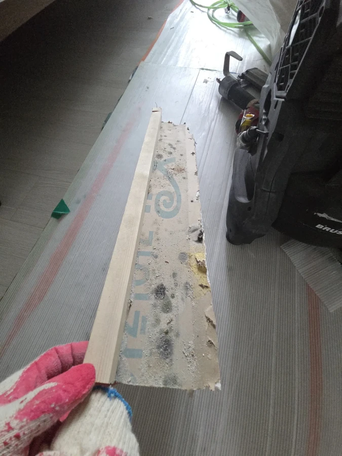 매입등교체 천장보수 석고보드 절단면과 방수 제품 라벨 근접