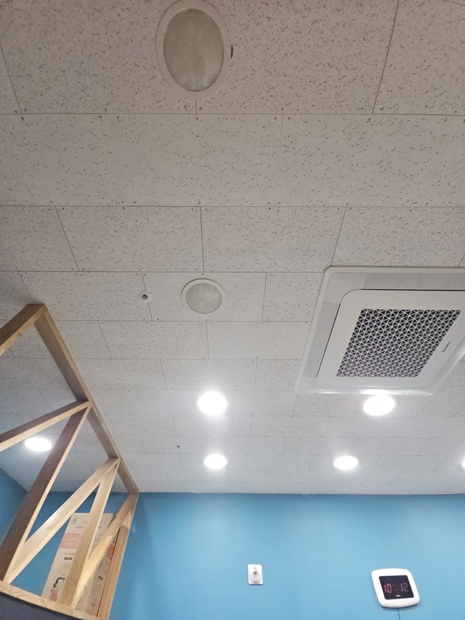천장보수 조명교체 원형 개구부와 LED 조명 벽걸이 에어컨 방