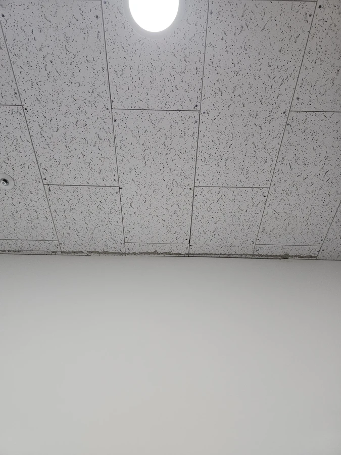 천장보수 조명교체 텍스텍스 천장 원형 개구부 근접