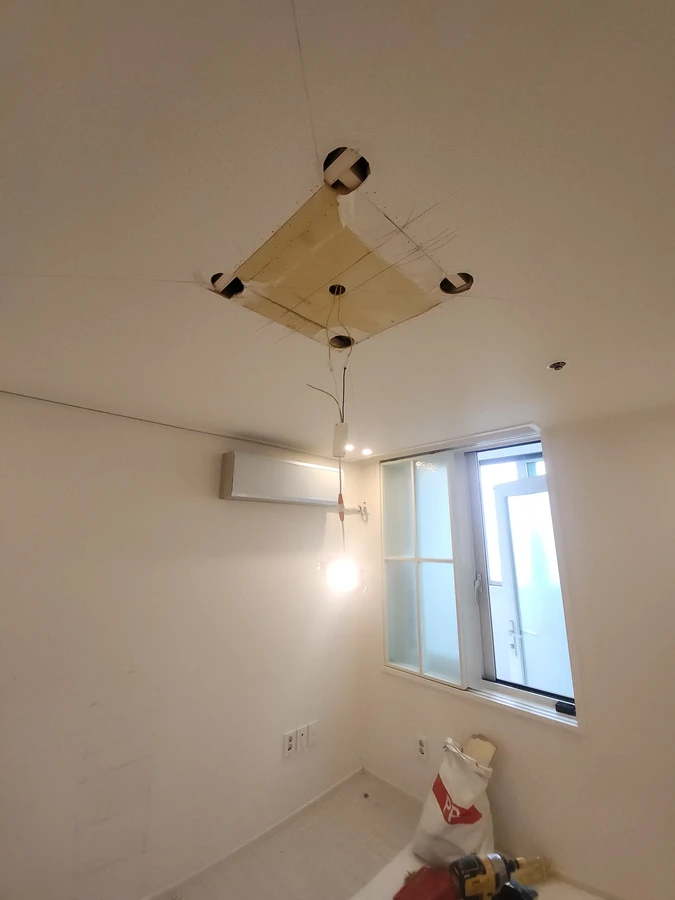 천장곰팡이 화장실 창가 슬라이딩 도어와 벽걸이 에어컨 방