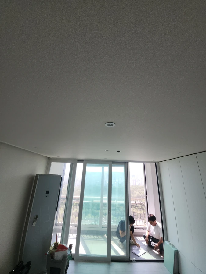 천장점검구 보수 후 매입등이 설치된 방 전체 모습