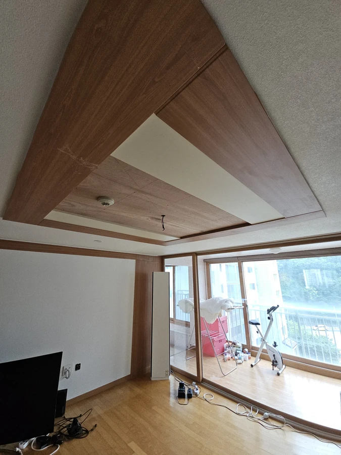 아파트정자 천장보수 현장 — 목재 마감재 주변 배선을 정리하는 모습으로, 실외 목재 구조물 보수에도 응용되는 목공·전기 병행 작업입니다.